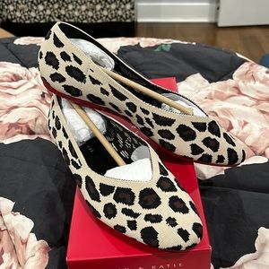 🆕 NWT Kelly & Katie Fonzie Natural Multi Leopard Knit Flats with Red Soles